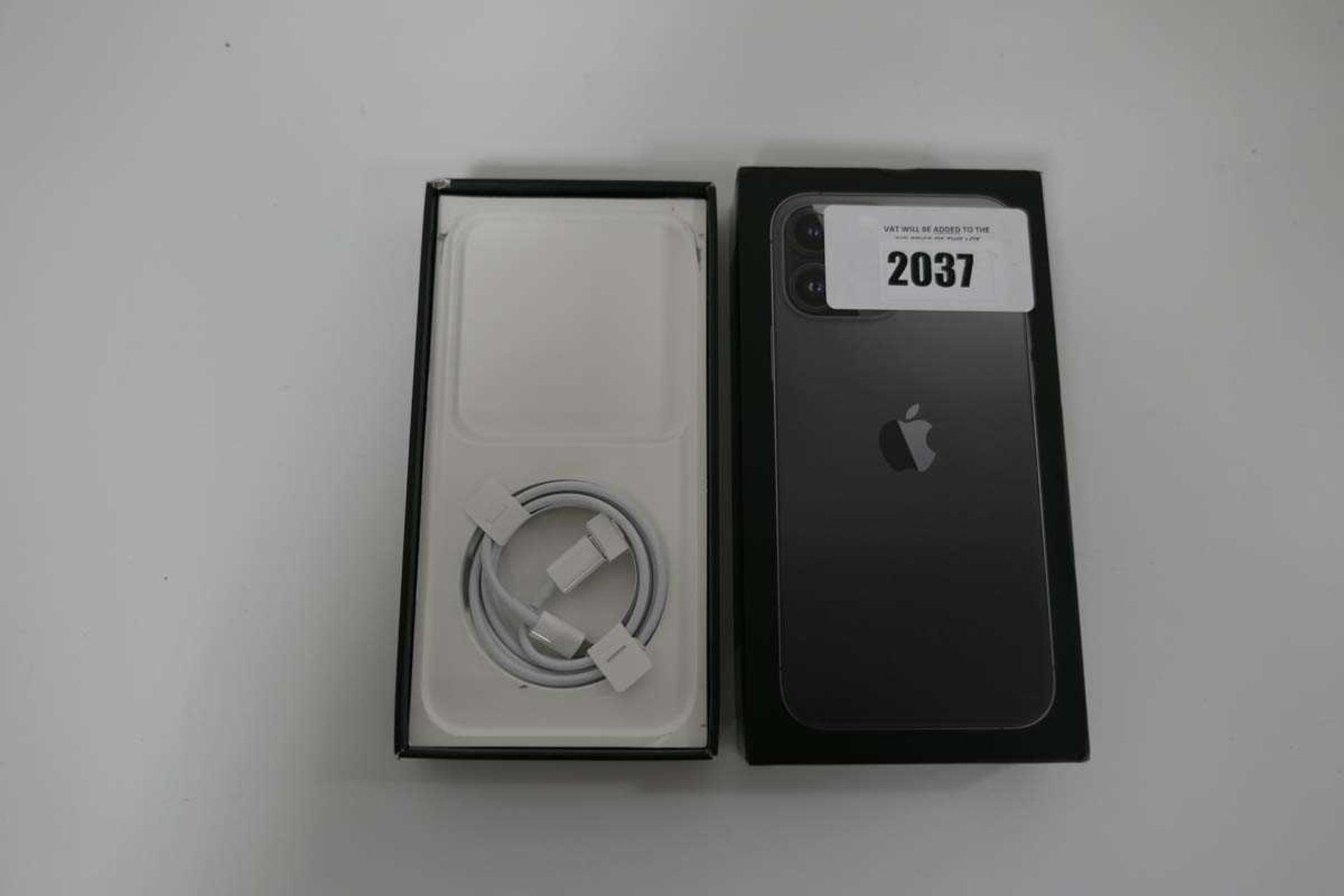 +VAT iPhone 13 Pro Max 1TB A2643 Graphite smartphone with box and cable - Image 3 of 3