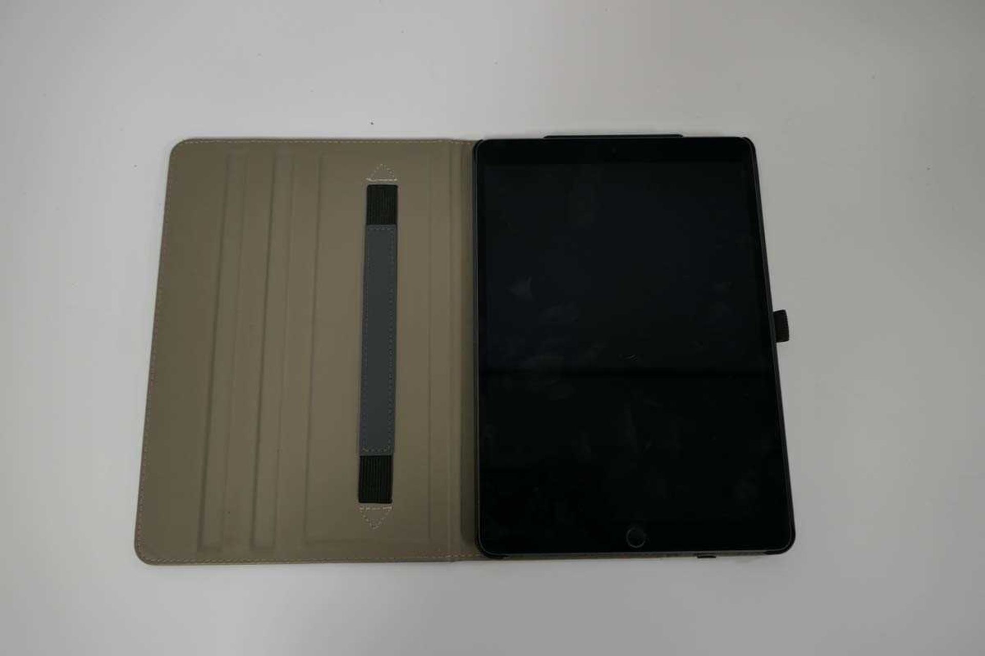 +VAT iPad Air 3rd Gen 64GB A2152 Space Grey tablet with case - Image 3 of 4