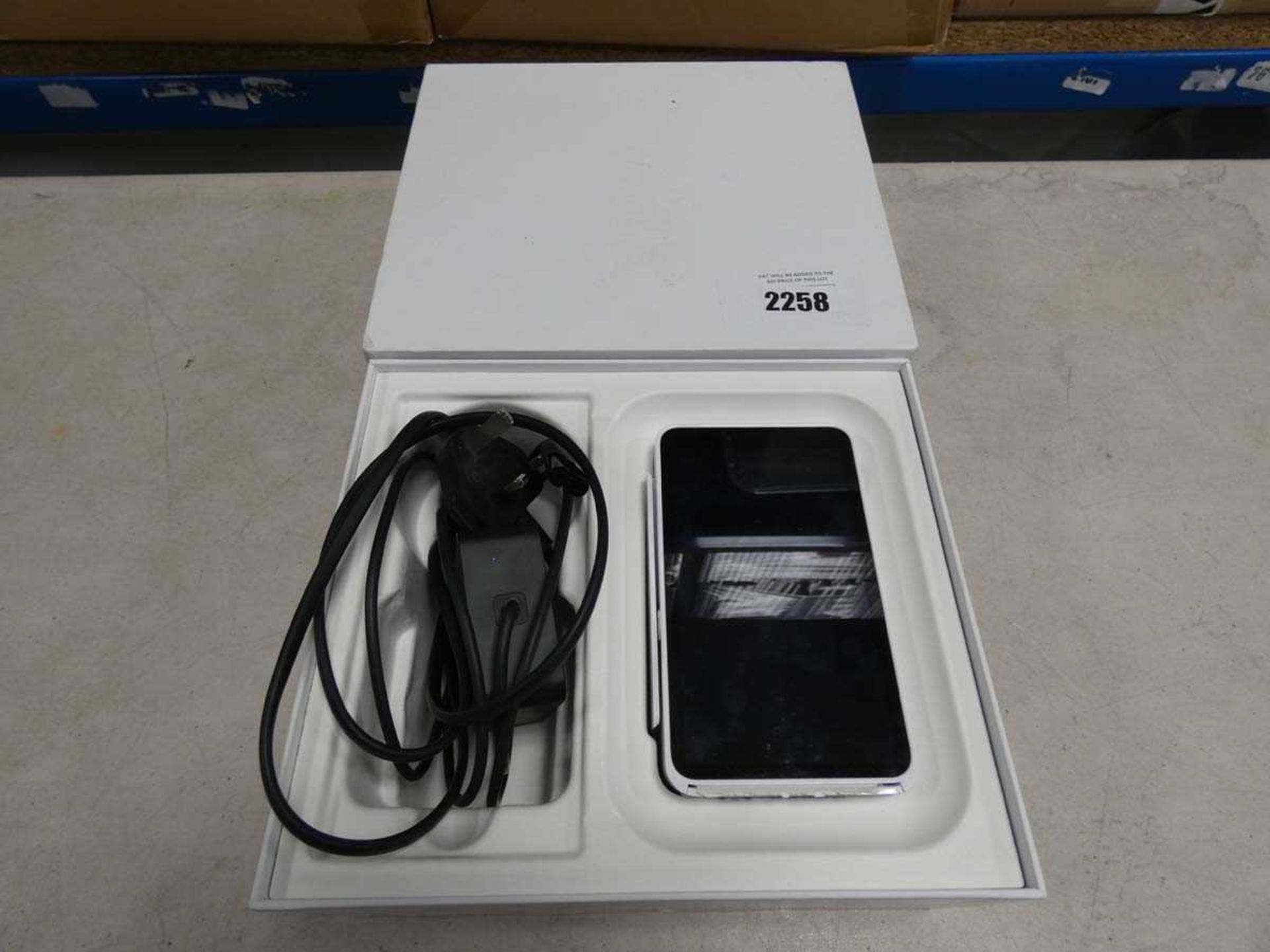 +VAT SumUp payment terminal system in box