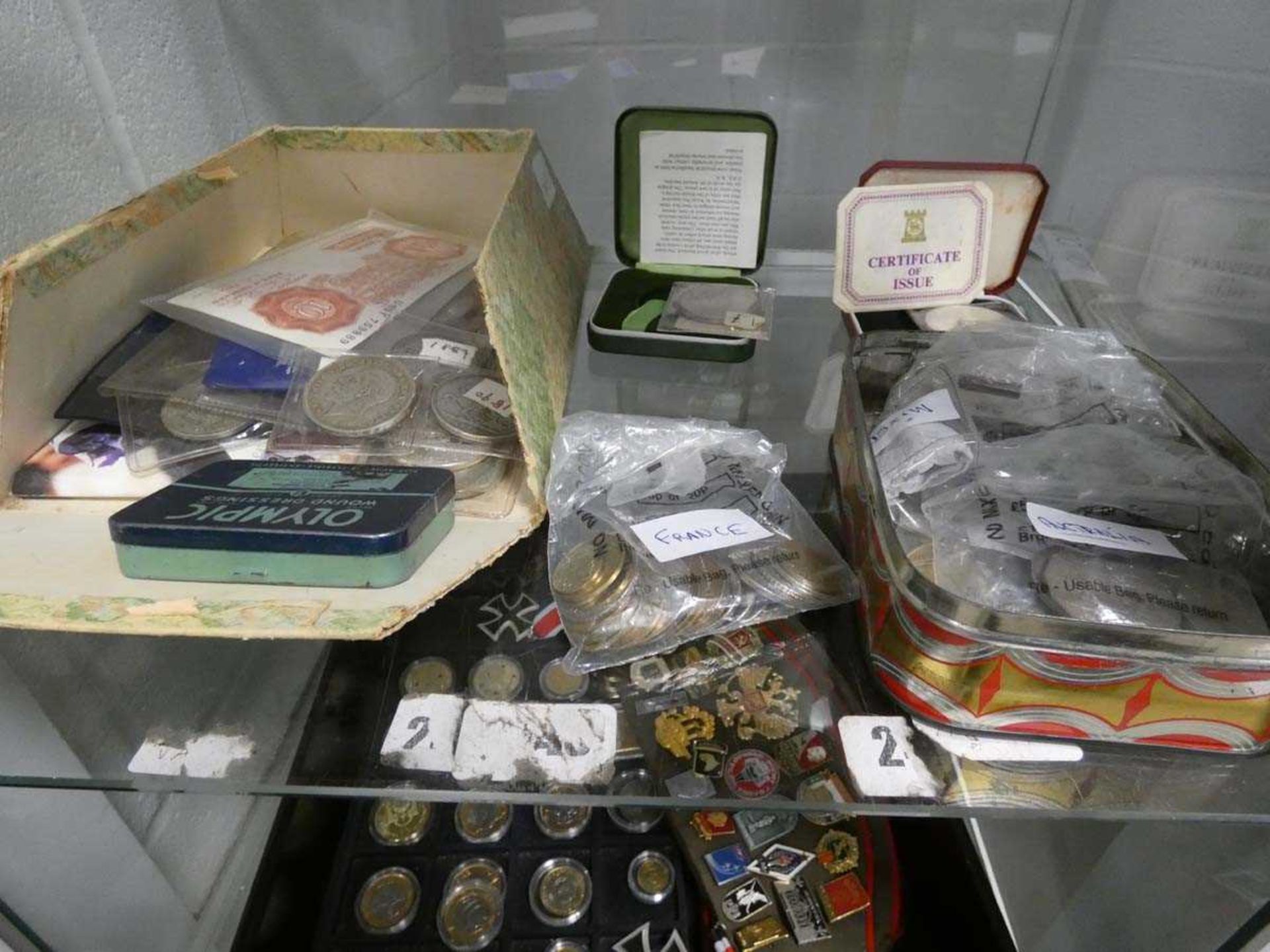 Various British GB coinage including a 1935 crown and other world coins including French and