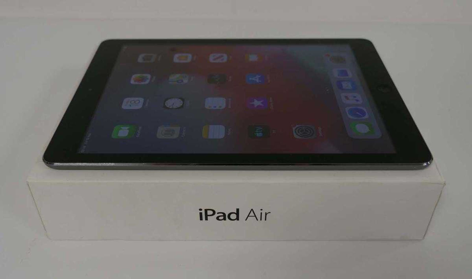 +VAT iPad Air 2013 16GB A1475 tablet with box and charger