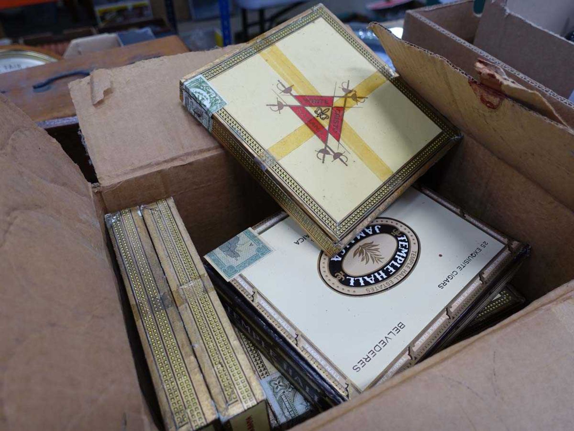 Quantity of cigar boxes