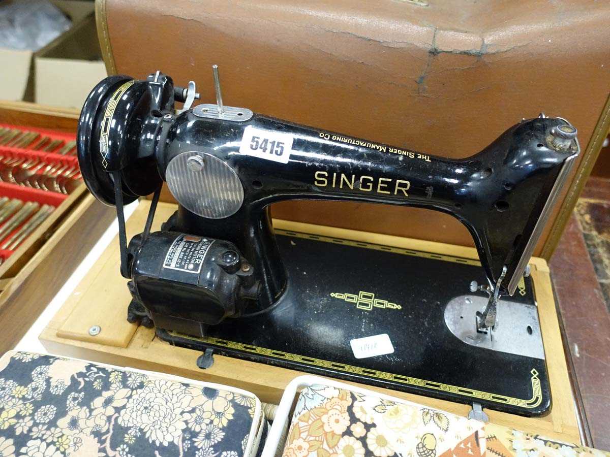 Cased Singer sewing machine, quantity of thread and buttons - Bild 2 aus 2