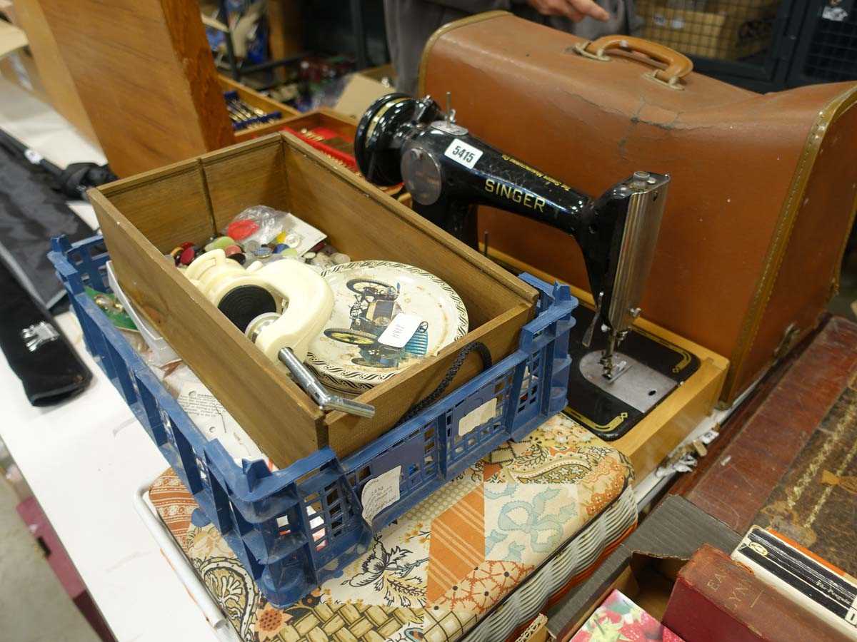 Cased Singer sewing machine, quantity of thread and buttons