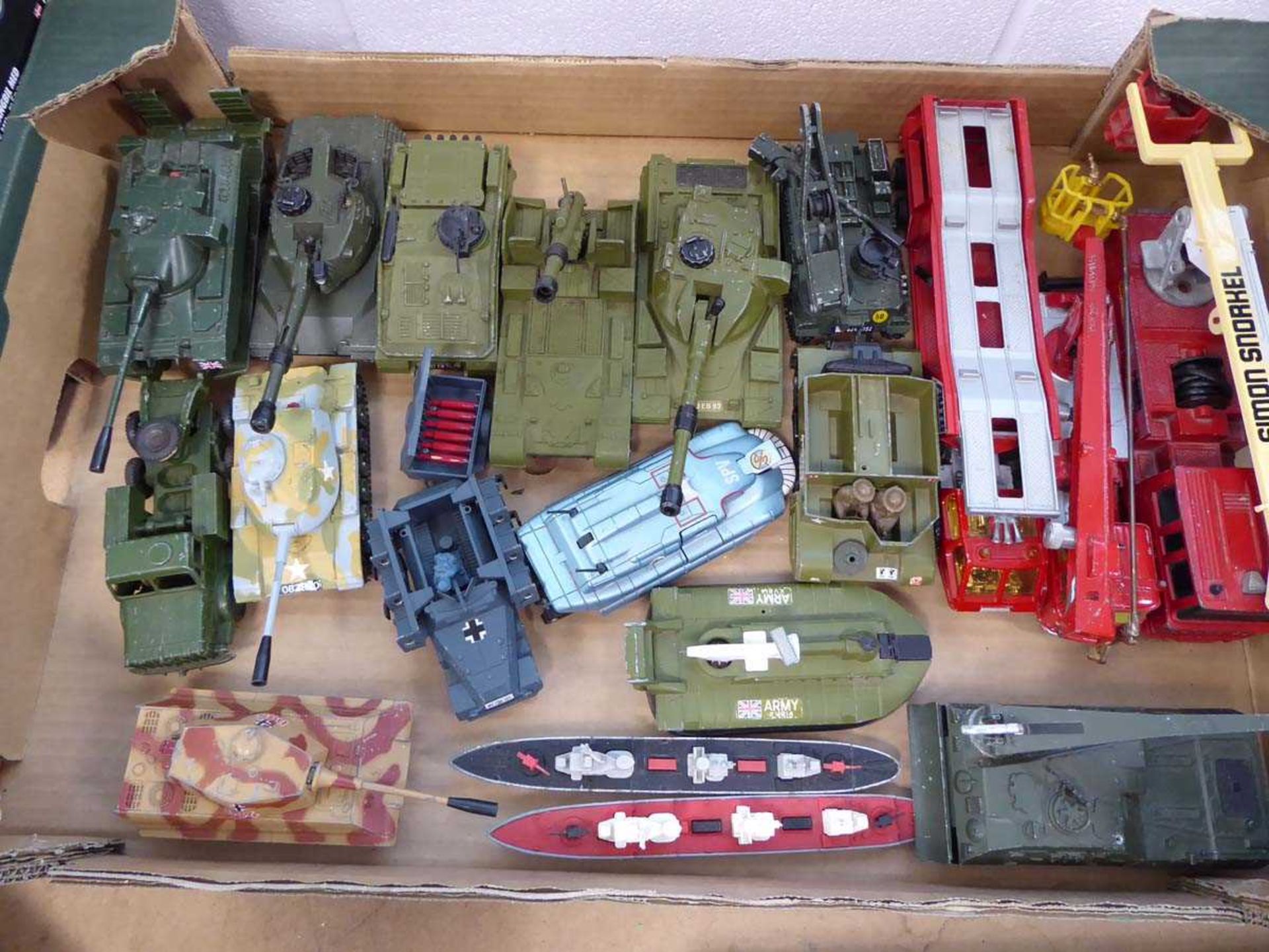 Tray containing various military Dinky and other die cast toys