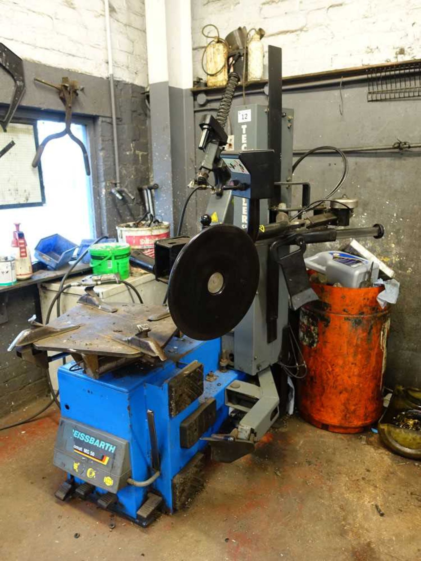 +VAT Beissbath model Servomat MS50 tyre changer (year 2007) - single phase electric with assorted