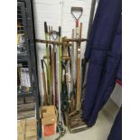 Collection of outdoor garden tools incl. forks, sledge hammer, spades, lantern, etc.