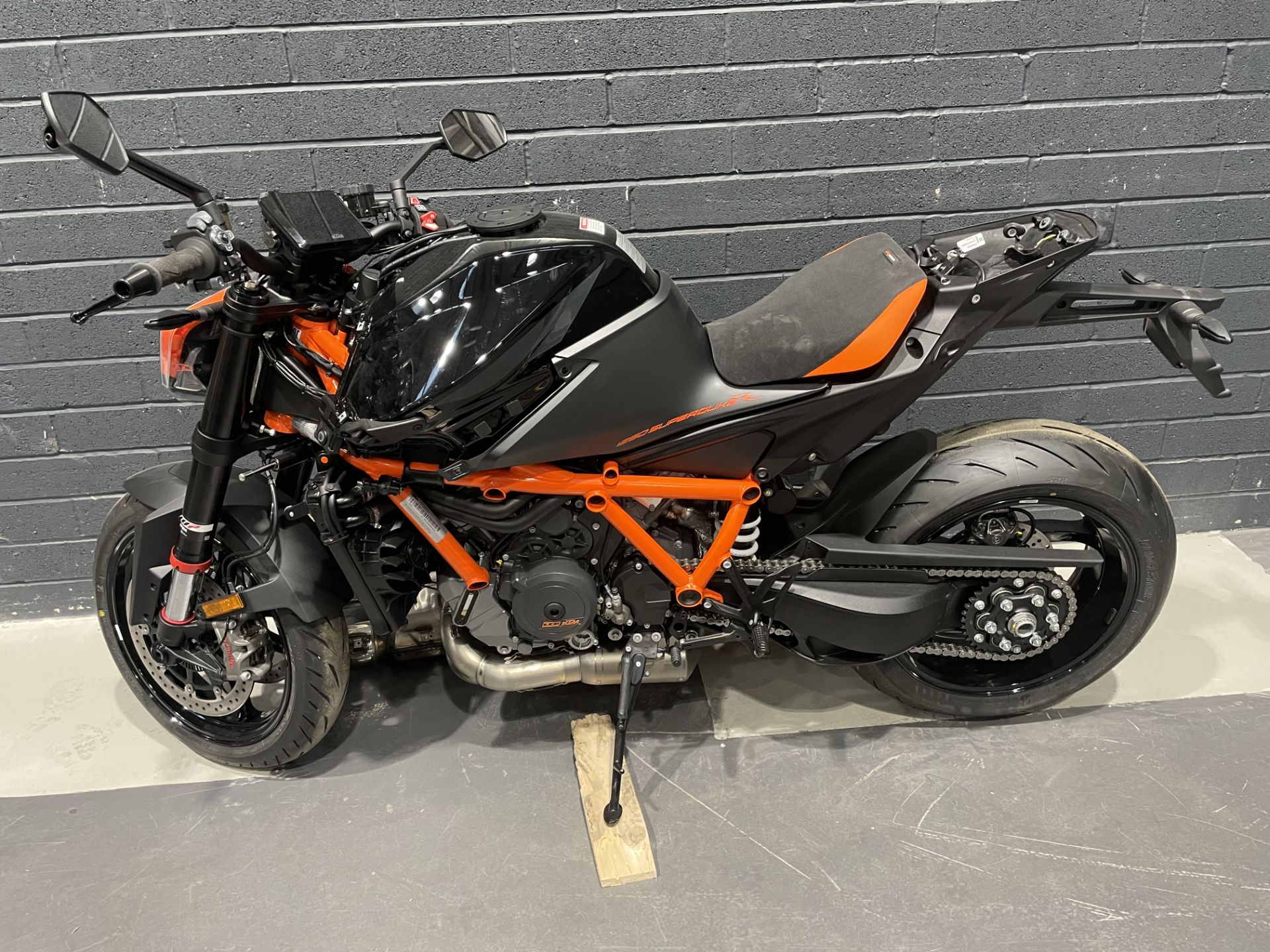 A KTM 1290 Super Duke R Road Bike, 2021, VIN No.VBKV394040MM938284, with KTM dealer for PDI, KTM - Image 2 of 4