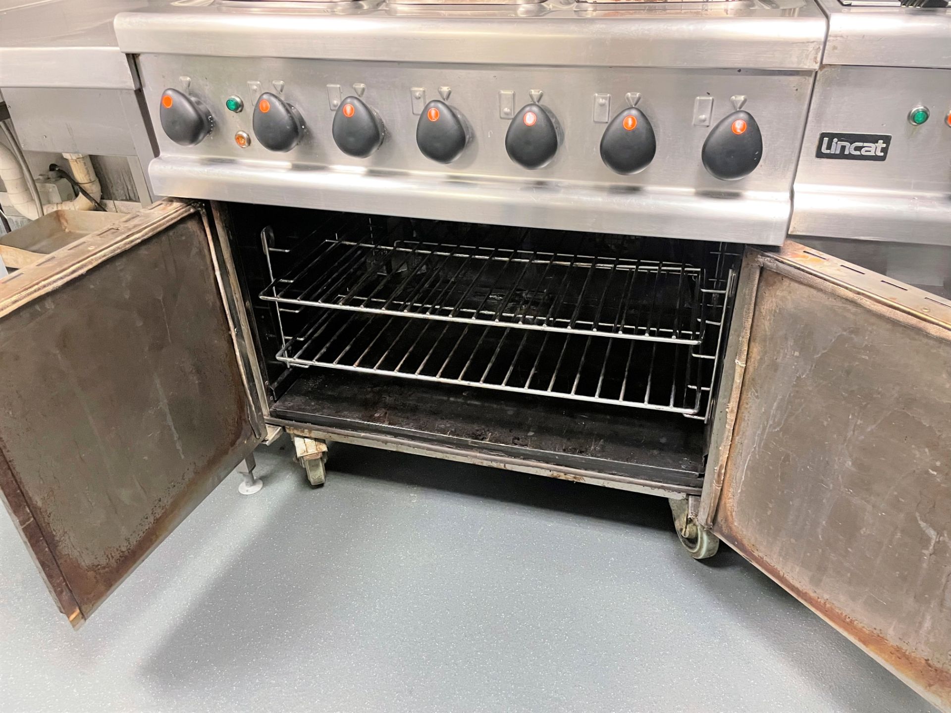 A Lincat 6 plate Double Door Mobile Electric Oven, 900mm x 800mm x 930mm h. - Image 2 of 2