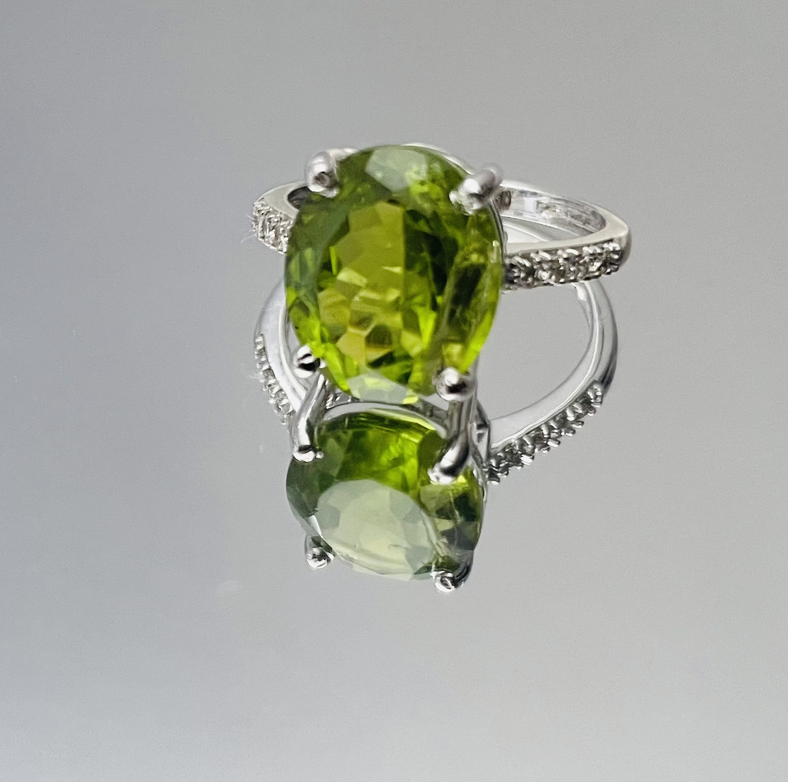 Beautiful Natural Peridot 6.25 Ct Natural Diamonds & 18k White Gold - Image 2 of 5