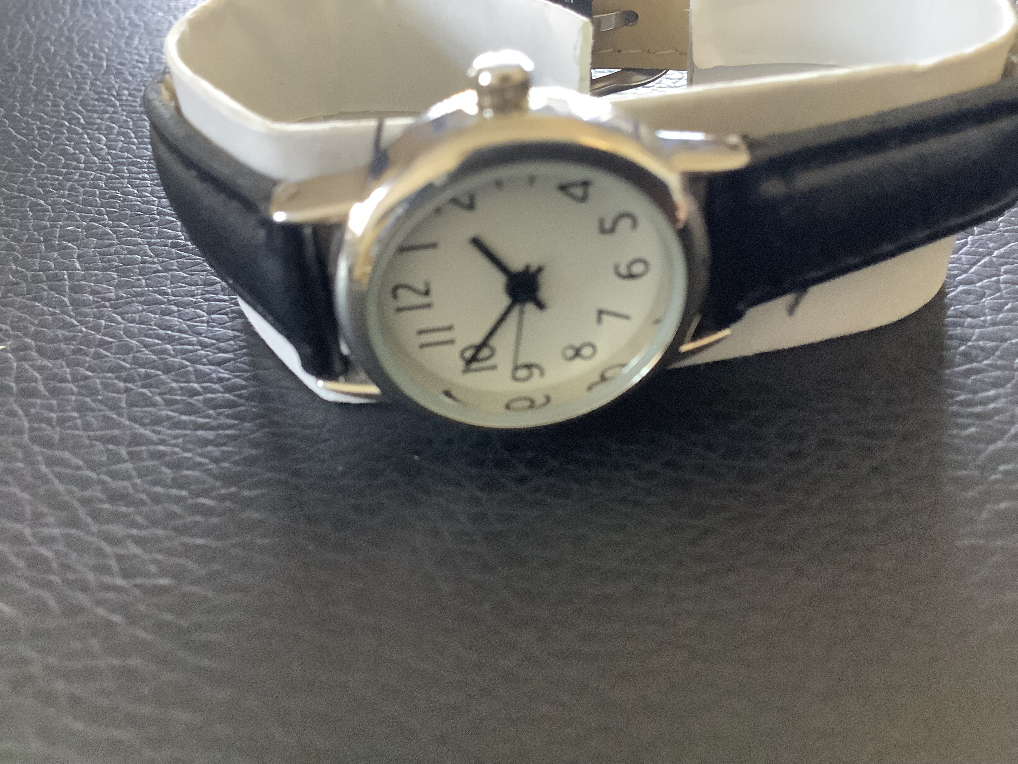 A Limit Quartz Wristwatch with Leather Strap (GS215) A Limit Quartz Wristwatch with a black - Image 5 of 5