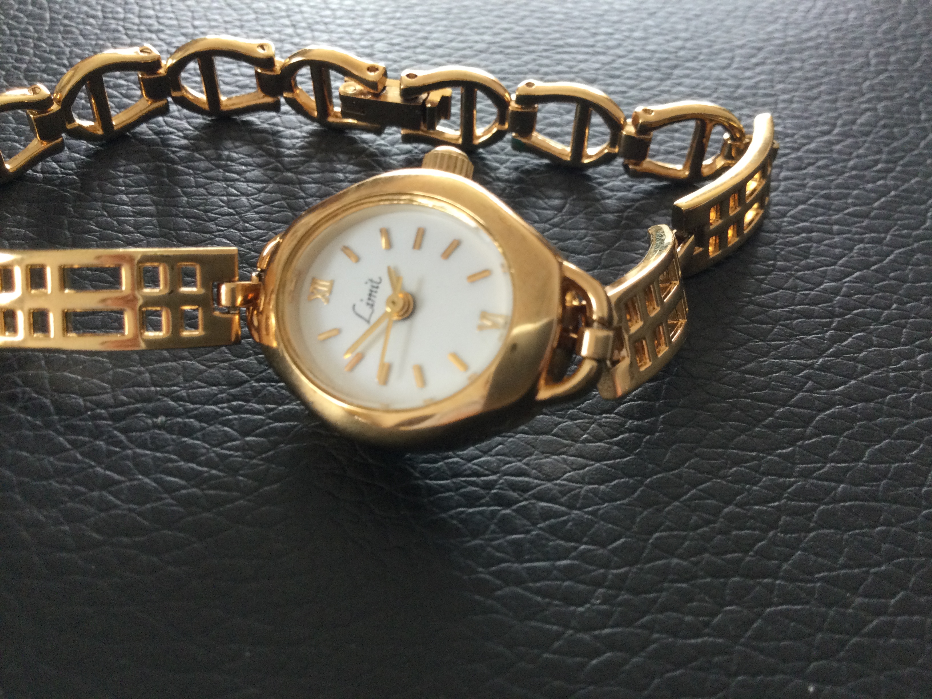 Beautiful Gold Plated Limit Quartz Wristwatch (GS97) A beautiful Gold Plated Quartz Ladies - Image 5 of 6