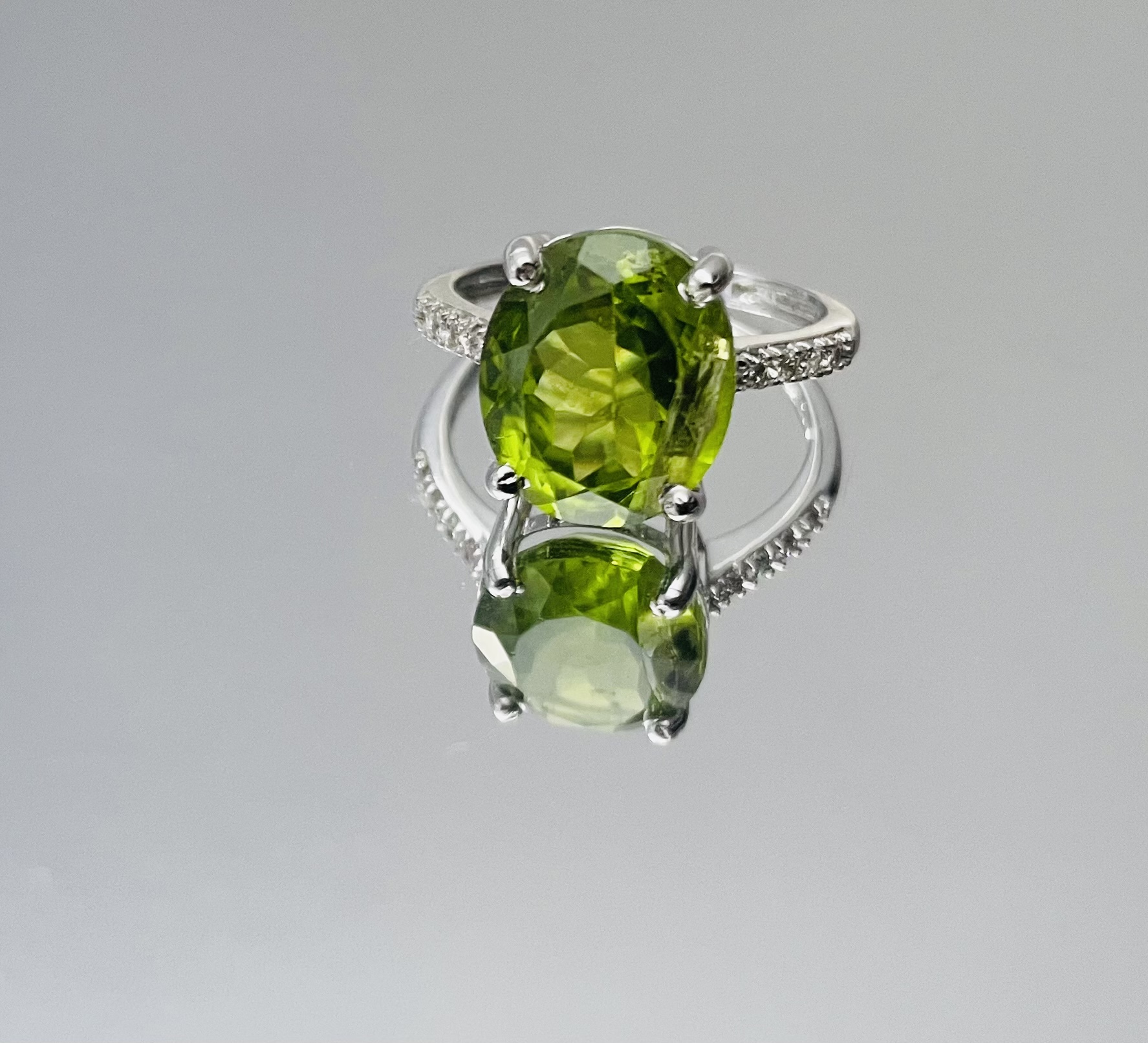 Beautiful Natural Peridot 6.25 Ct Natural Diamonds & 18k White Gold - Image 4 of 5