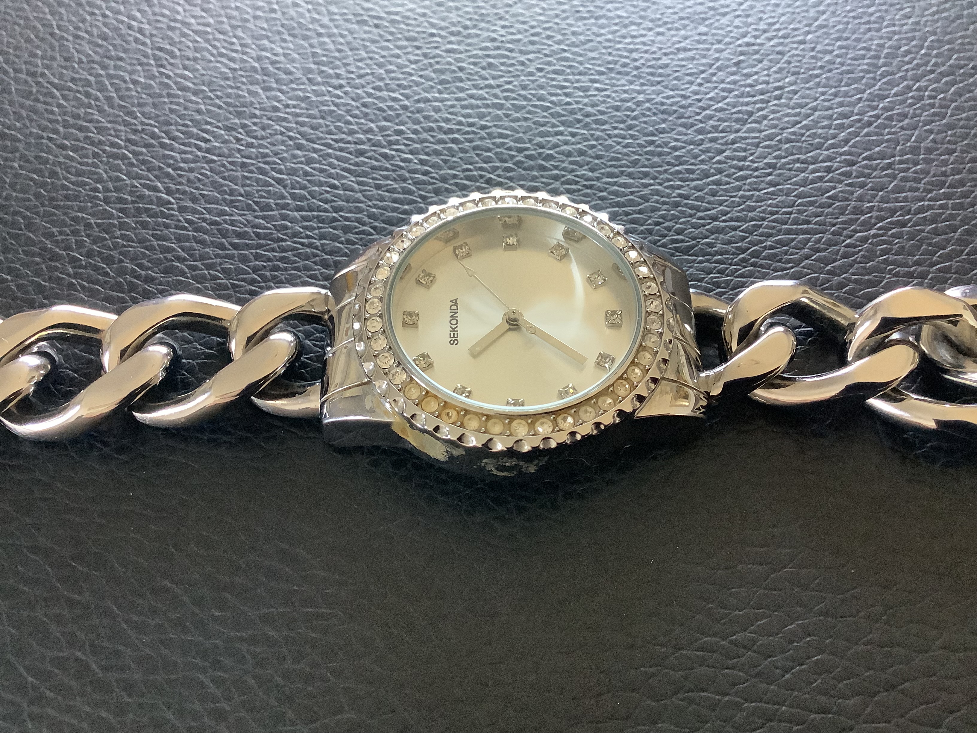 A Lovely Sekonda Ladies Diamante Wristwatch (GS208) A Beautiful Sekonda Ladies Diamante Wristwatch - Image 3 of 5