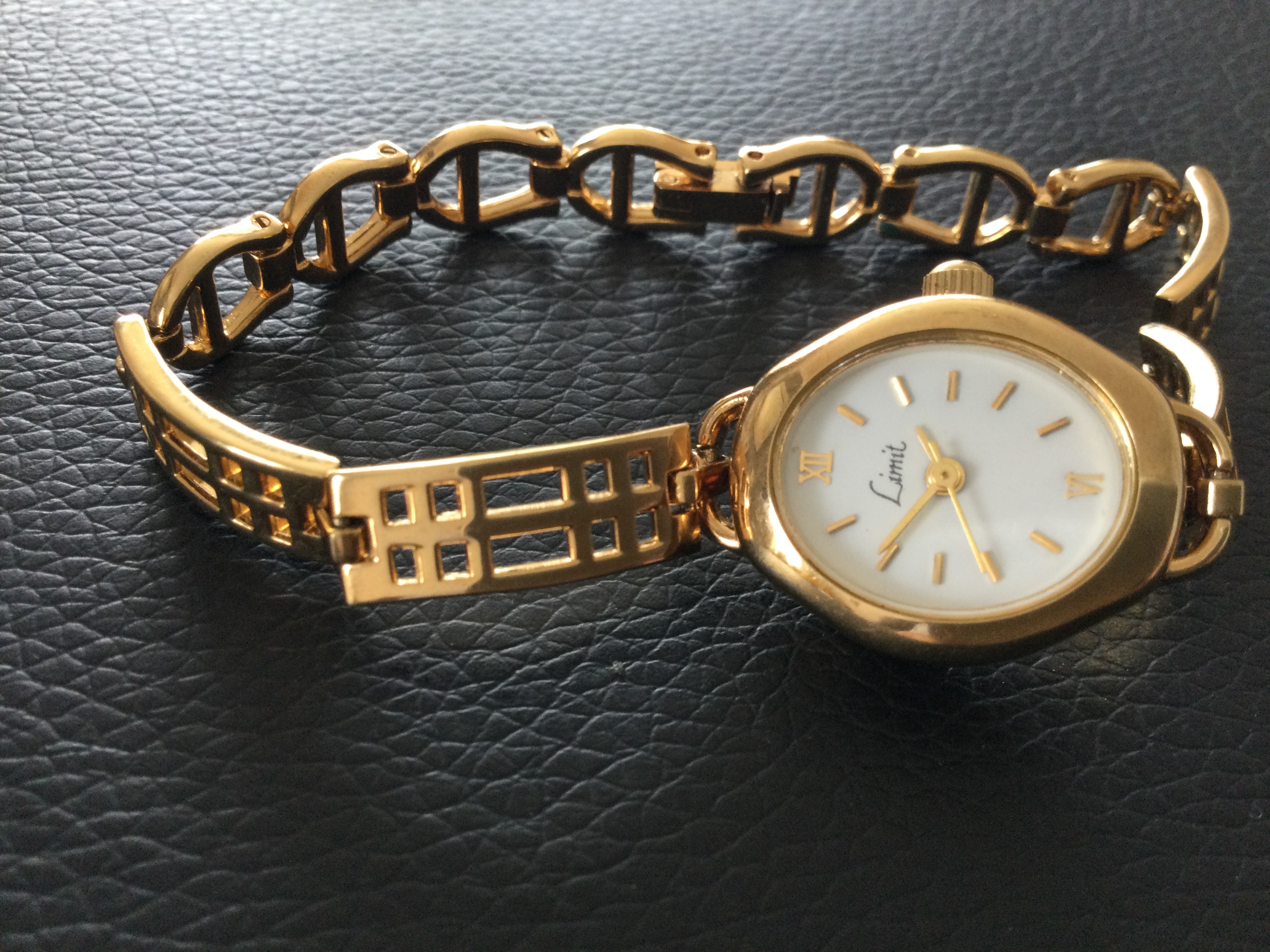 Beautiful Gold Plated Limit Quartz Wristwatch (GS97) A beautiful Gold Plated Quartz Ladies - Image 3 of 6
