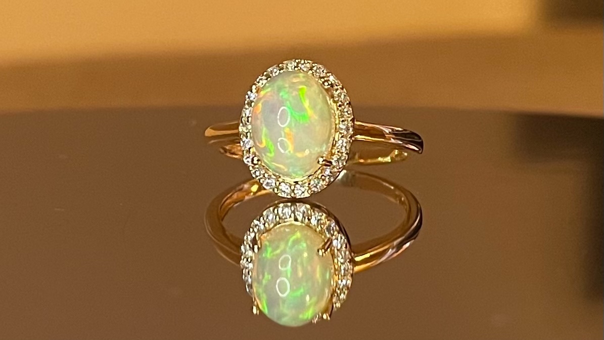 Beautiful Natural Opal Ring With Diamonds And 18k Gold - Image 5 of 6