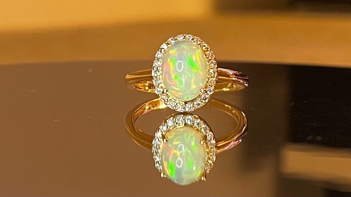 Beautiful Natural Opal Ring With Diamonds And 18k Gold - Image 6 of 6