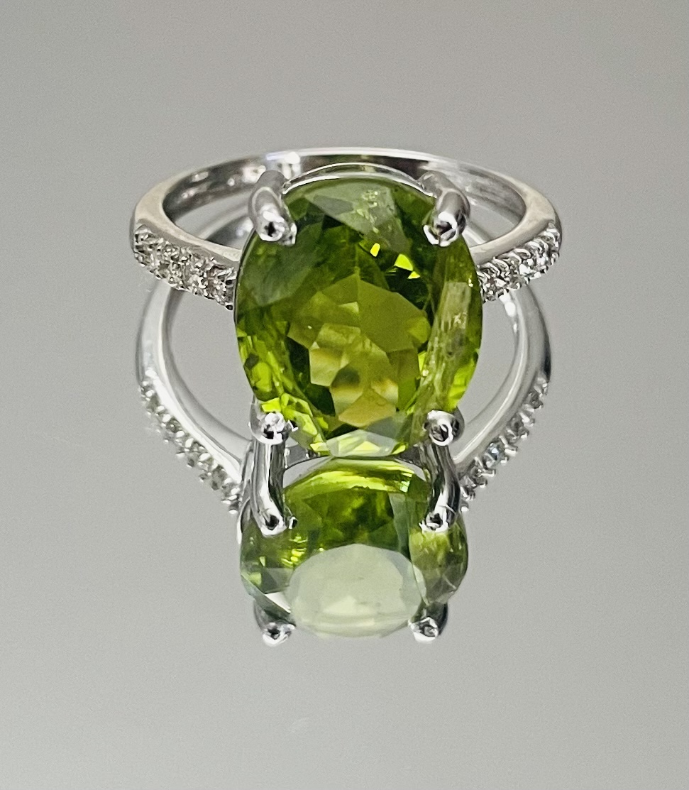 Beautiful Natural Peridot 6.25 Ct Natural Diamonds & 18k White Gold