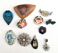 Costume Jewellery Parcel of Brooches Pendants and Clips