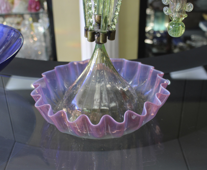 English Victorian Pink Vaseline Glass Epergne - Image 4 of 6