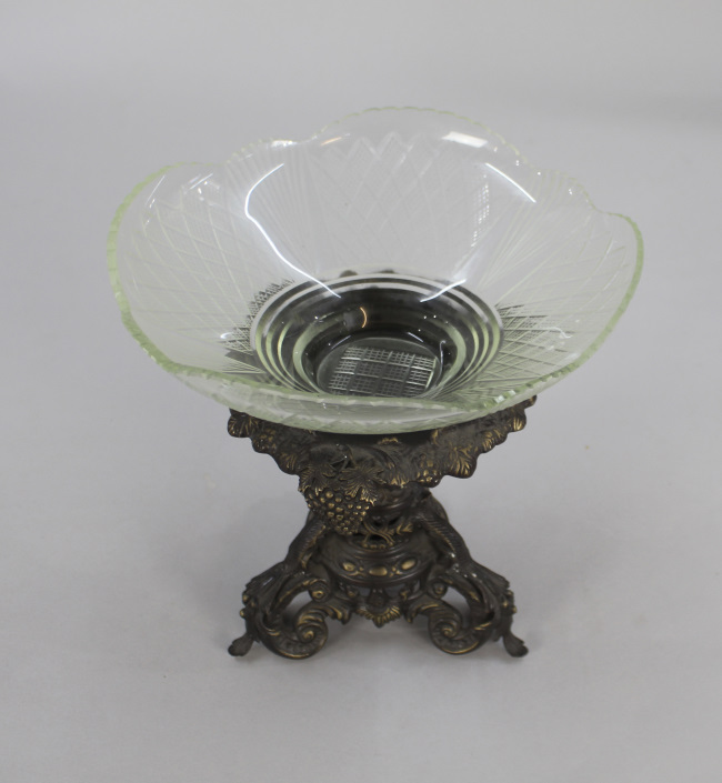 Glass Bowl on Heavy Metal Base Centrepiece - Image 2 of 4