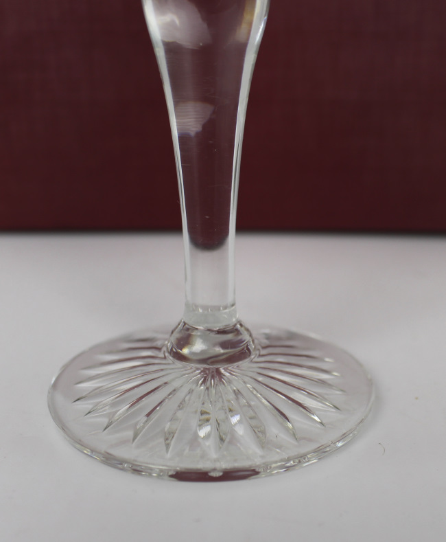 Set of 12 Tudor Crystal Castile Pattern Wine Glasses - Image 4 of 7