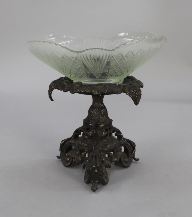 Glass Bowl on Heavy Metal Base Centrepiece - Image 3 of 4
