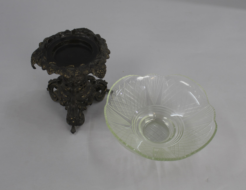 Glass Bowl on Heavy Metal Base Centrepiece - Image 4 of 4