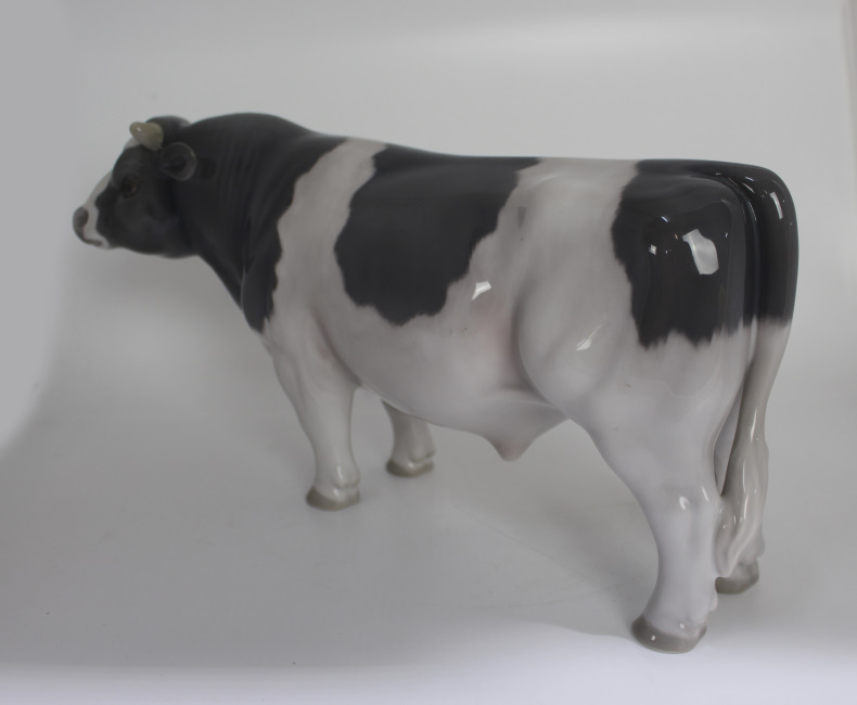 Bing & Gr¿ndahl Copenhagen Denmark Porcelain Bull Sculpture #2121 - Image 3 of 5