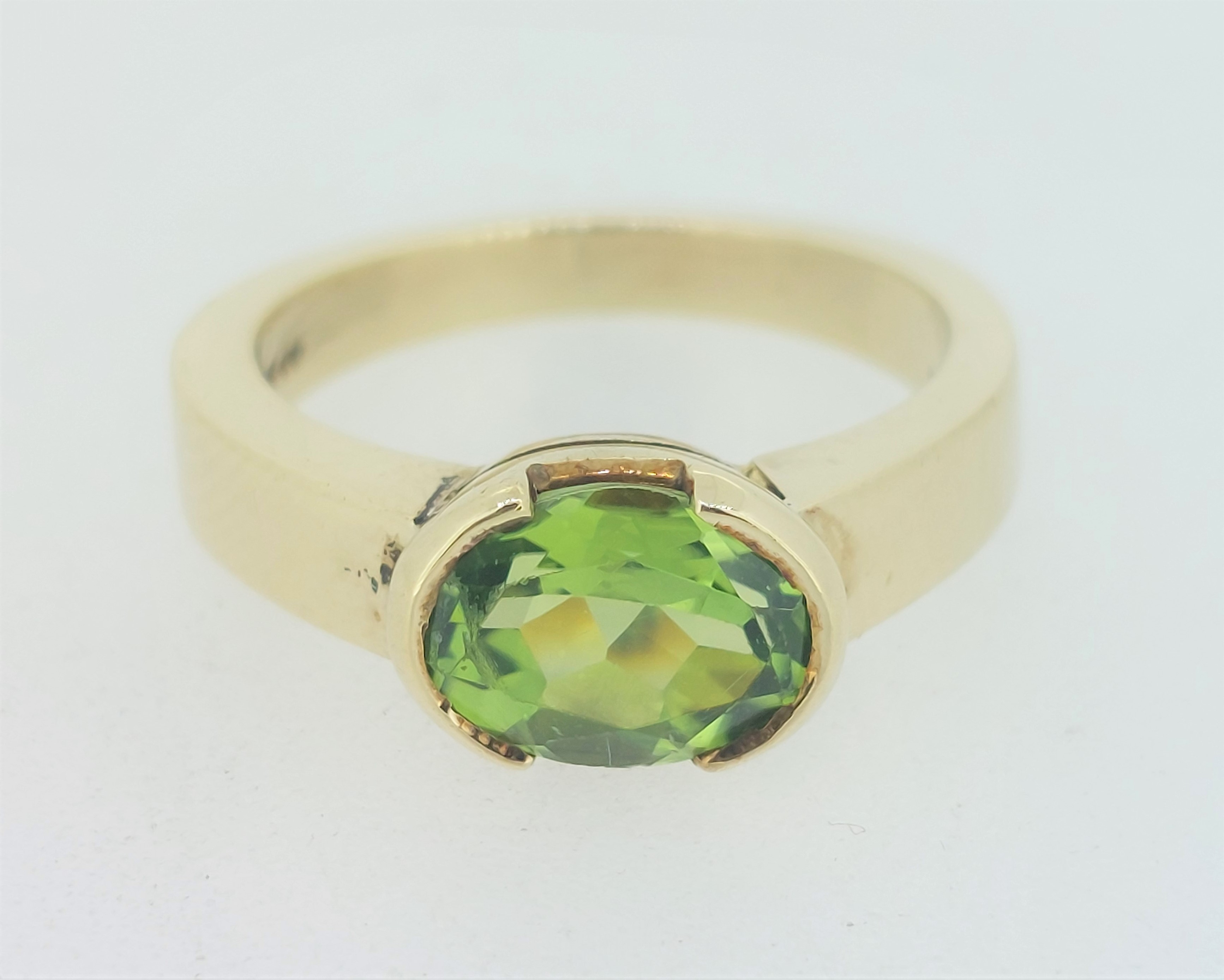 9ct (375) Yellow Gold Green Peridot Ring - Image 2 of 6