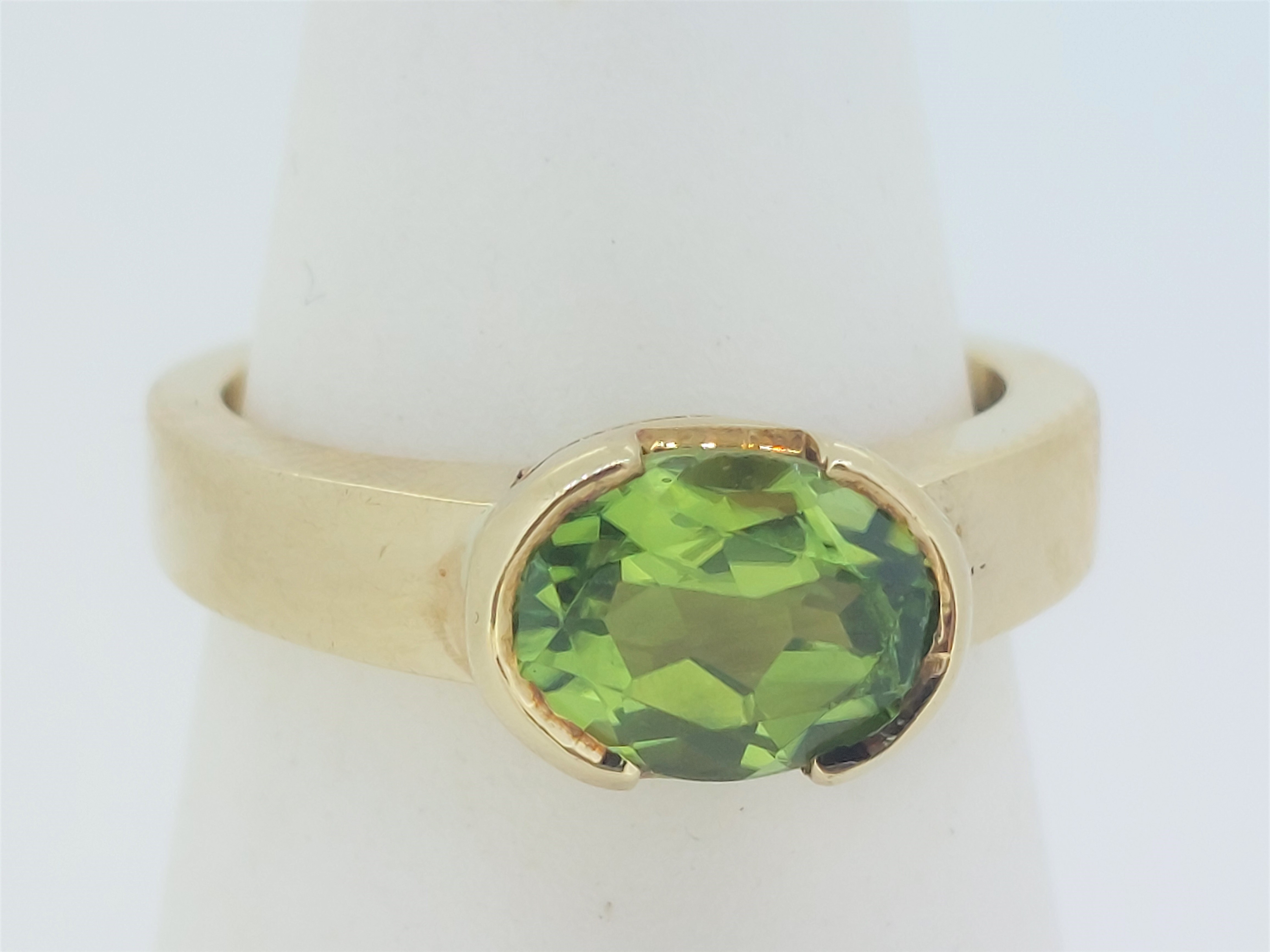 9ct (375) Yellow Gold Green Peridot Ring