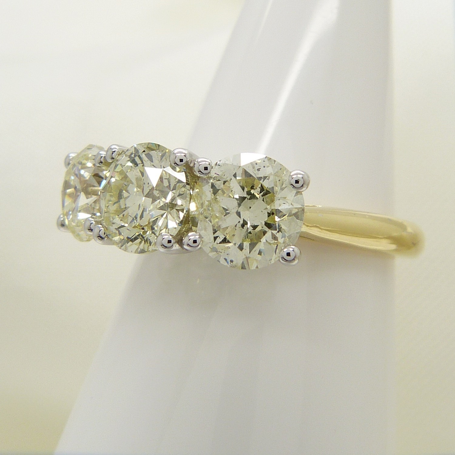 A stunning WGI certificated 3.11 carat diamond 3-stone ring in 18ct yellow and white gold - Image 5 of 8