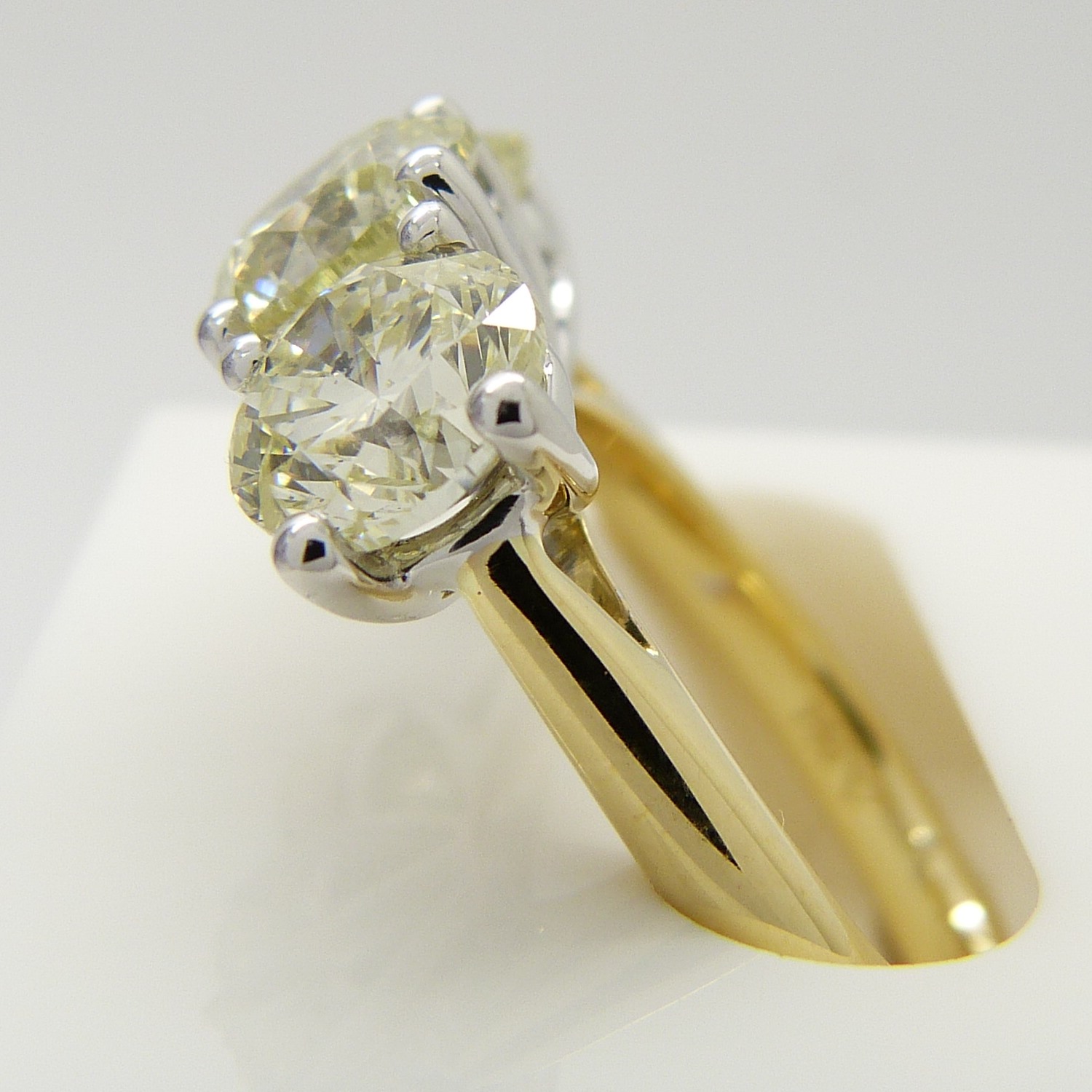 A stunning WGI certificated 3.11 carat diamond 3-stone ring in 18ct yellow and white gold - Image 8 of 8