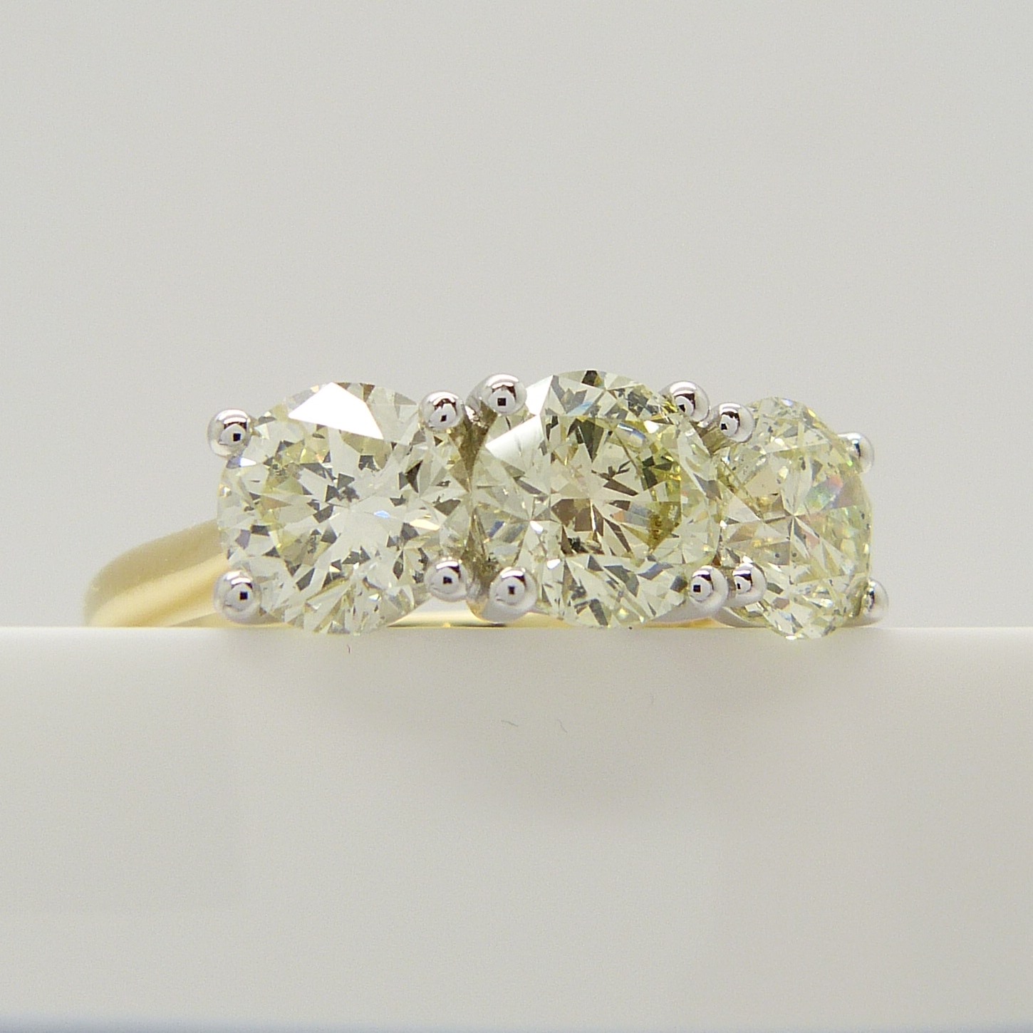 A stunning WGI certificated 3.11 carat diamond 3-stone ring in 18ct yellow and white gold - Image 2 of 8