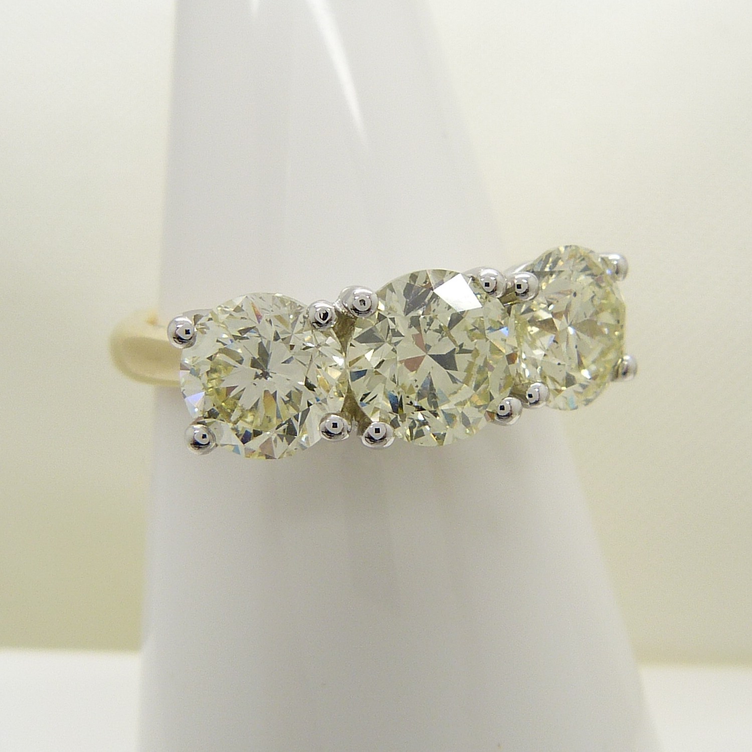 A stunning WGI certificated 3.11 carat diamond 3-stone ring in 18ct yellow and white gold - Image 7 of 8