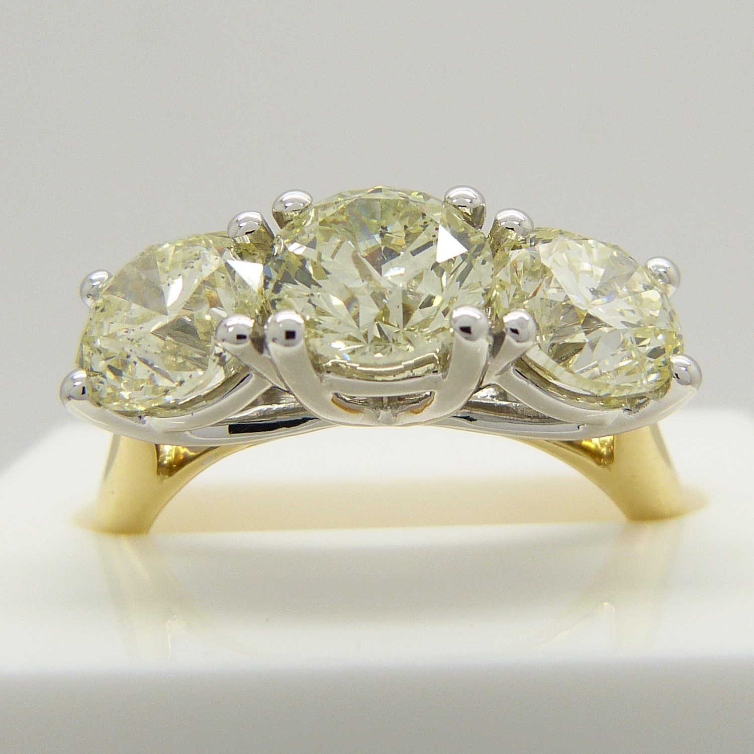 A stunning WGI certificated 3.11 carat diamond 3-stone ring in 18ct yellow and white gold - Image 4 of 8
