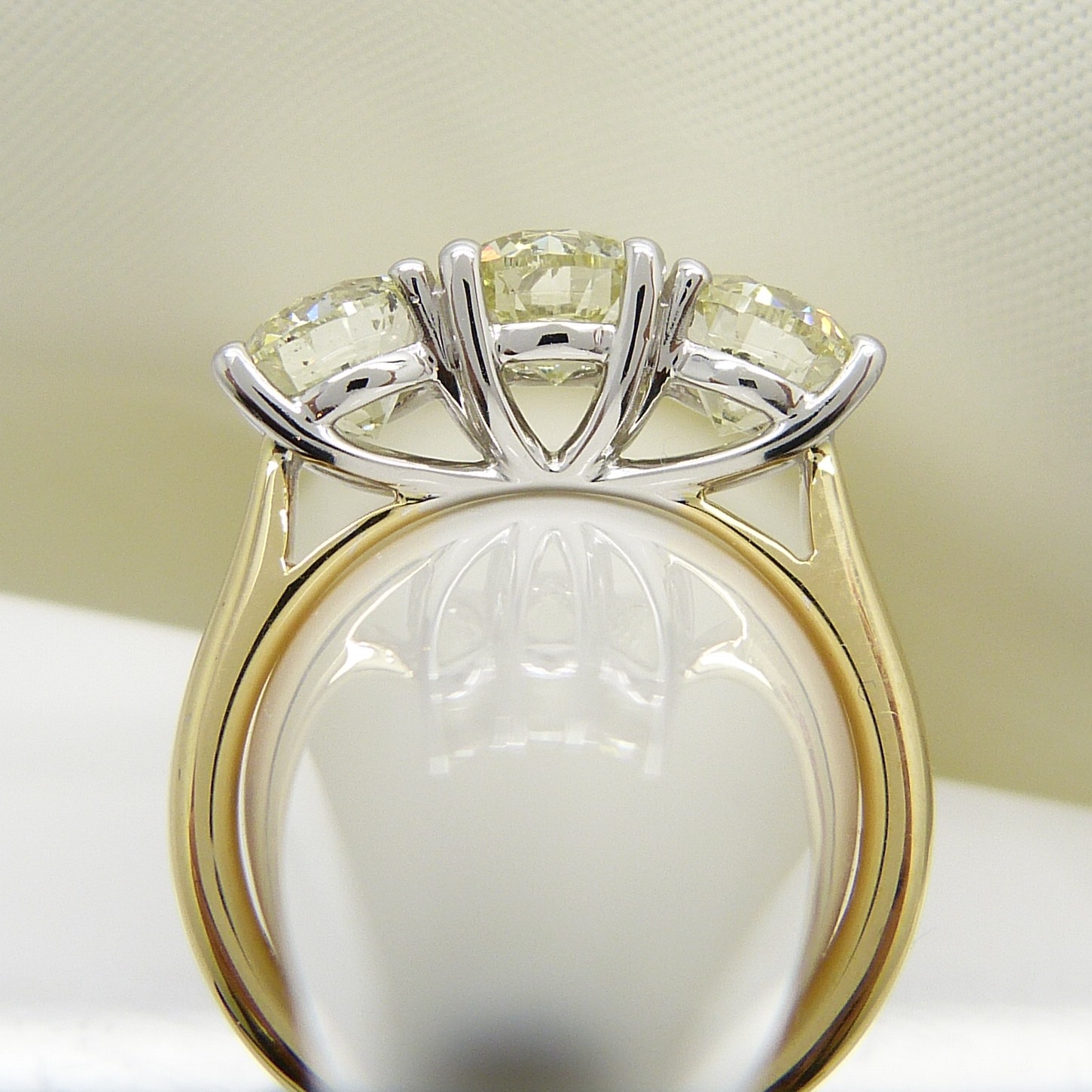 A stunning WGI certificated 3.11 carat diamond 3-stone ring in 18ct yellow and white gold - Image 6 of 8
