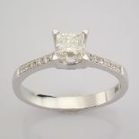 IDL Certificated 18K White Gold Diamond Ring (Total 0.77 ct Stone)