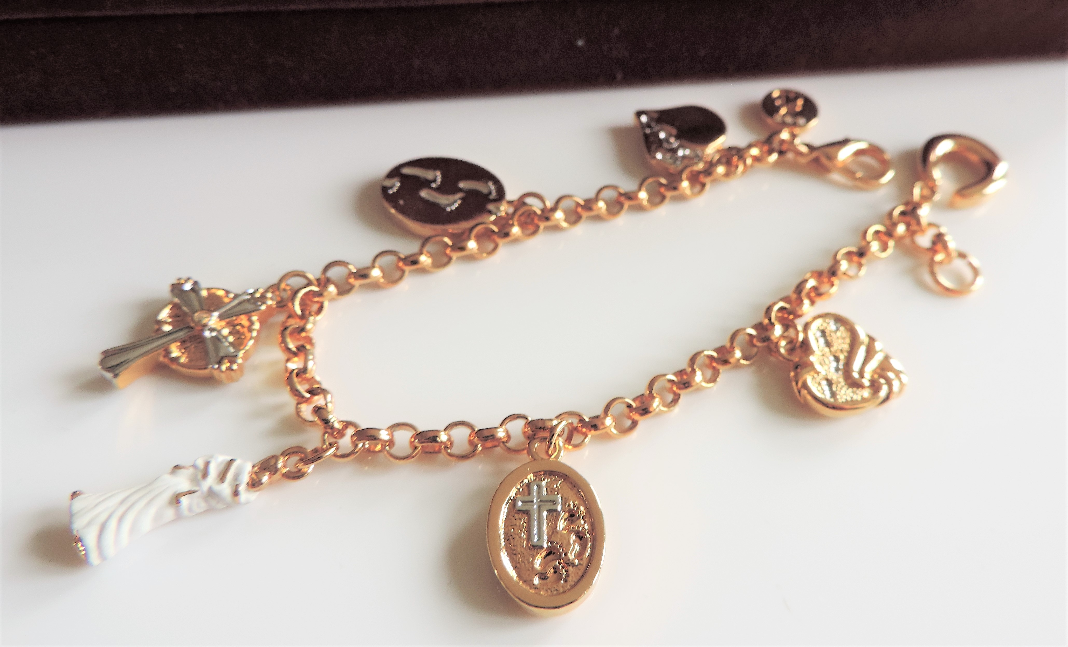 Brooks and Bentley Footprints in the Sand Gold Plate Charm Bracelet - Image 4 of 5