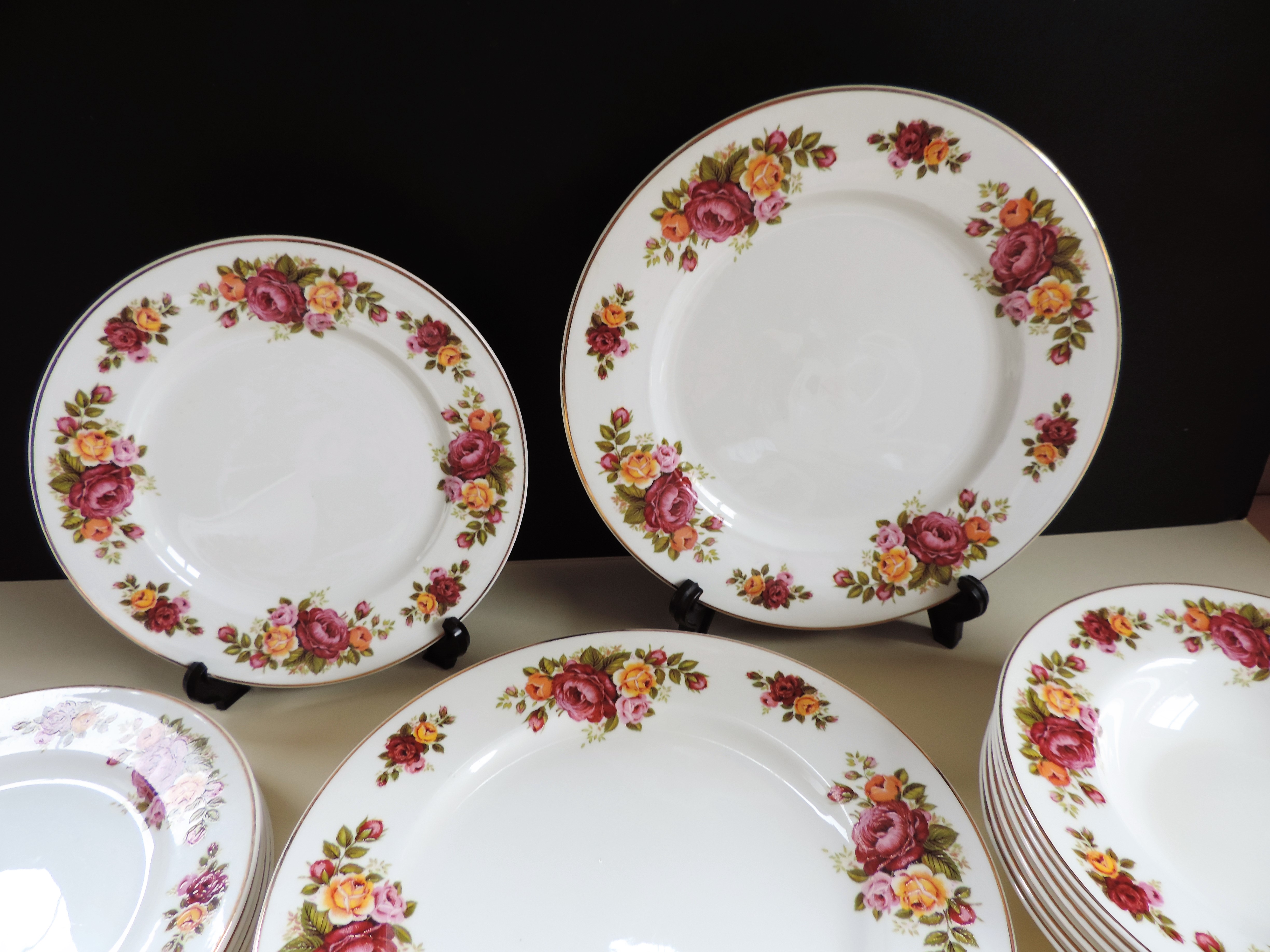 English Bone China 22 Piece Dinner Serivce - Image 3 of 8