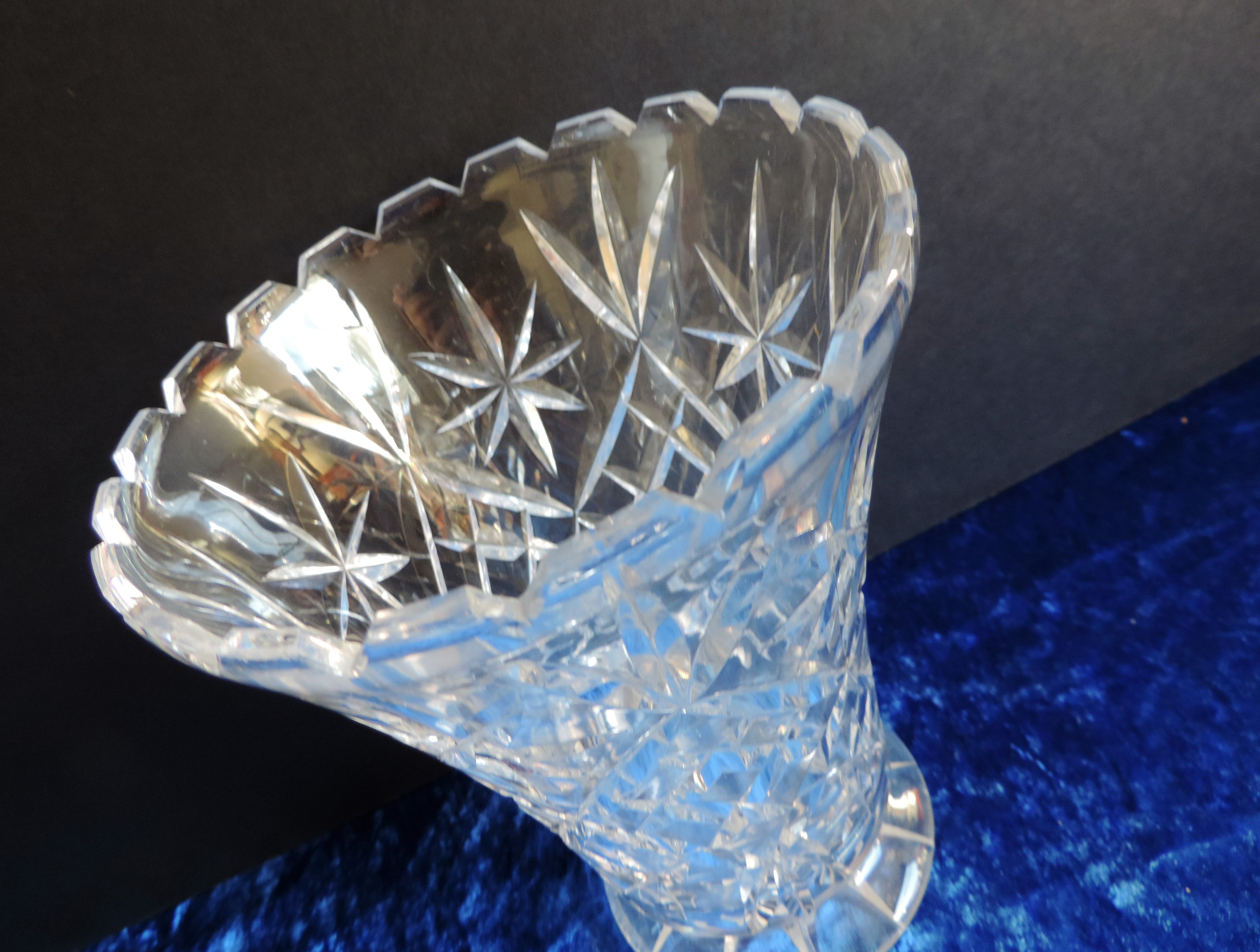 Vintage Cut Crystal Vase 18cm Tall - Image 4 of 4