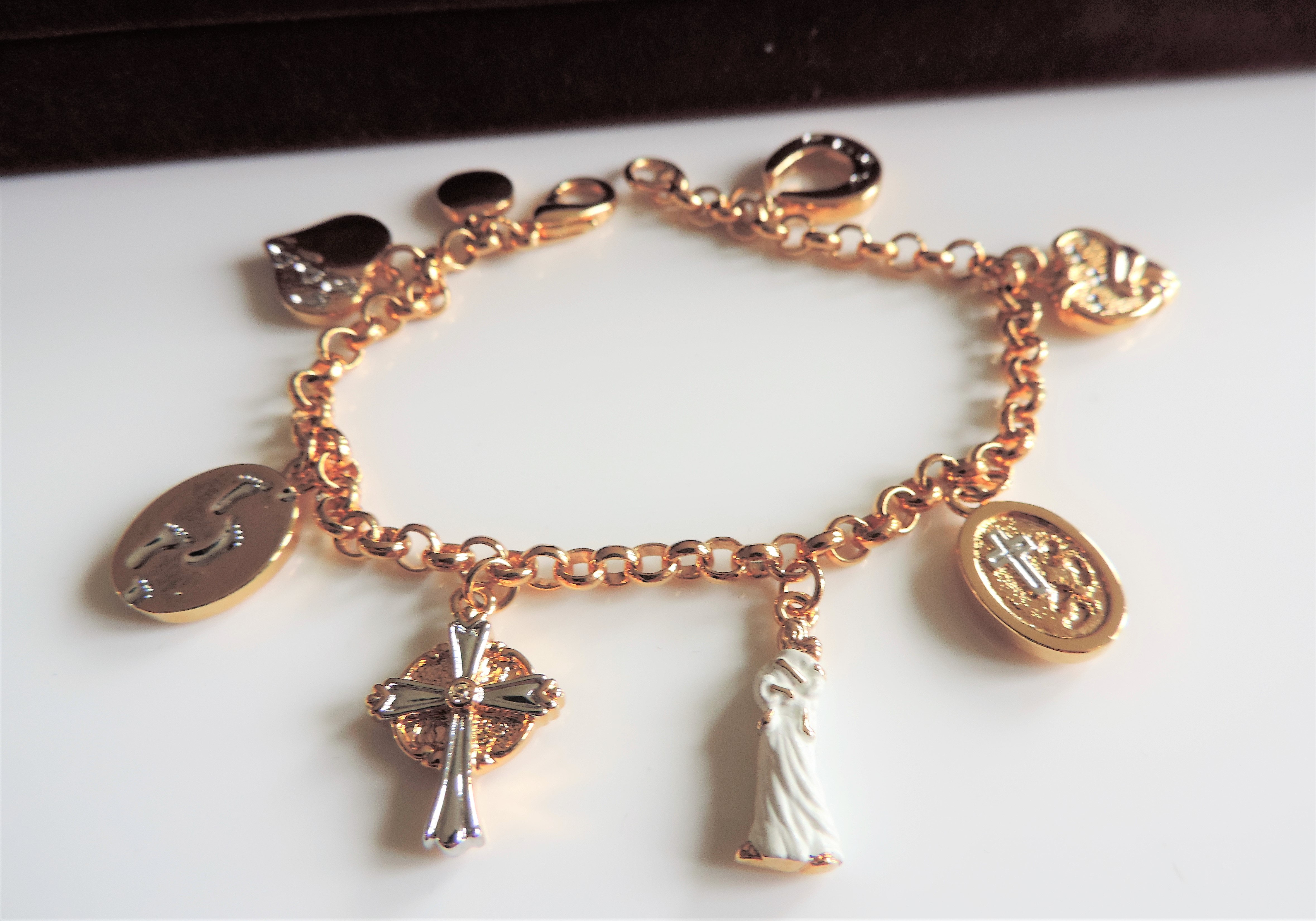 Brooks and Bentley Footprints in the Sand Gold Plate Charm Bracelet - Image 2 of 5