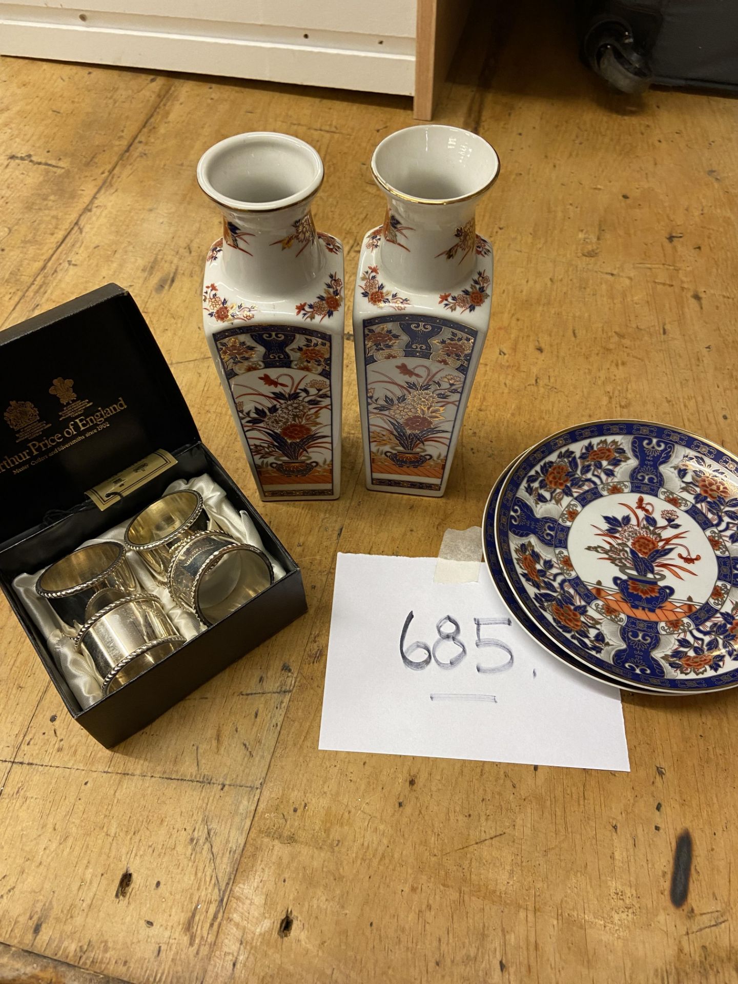 Imari ware and plated napkin rings