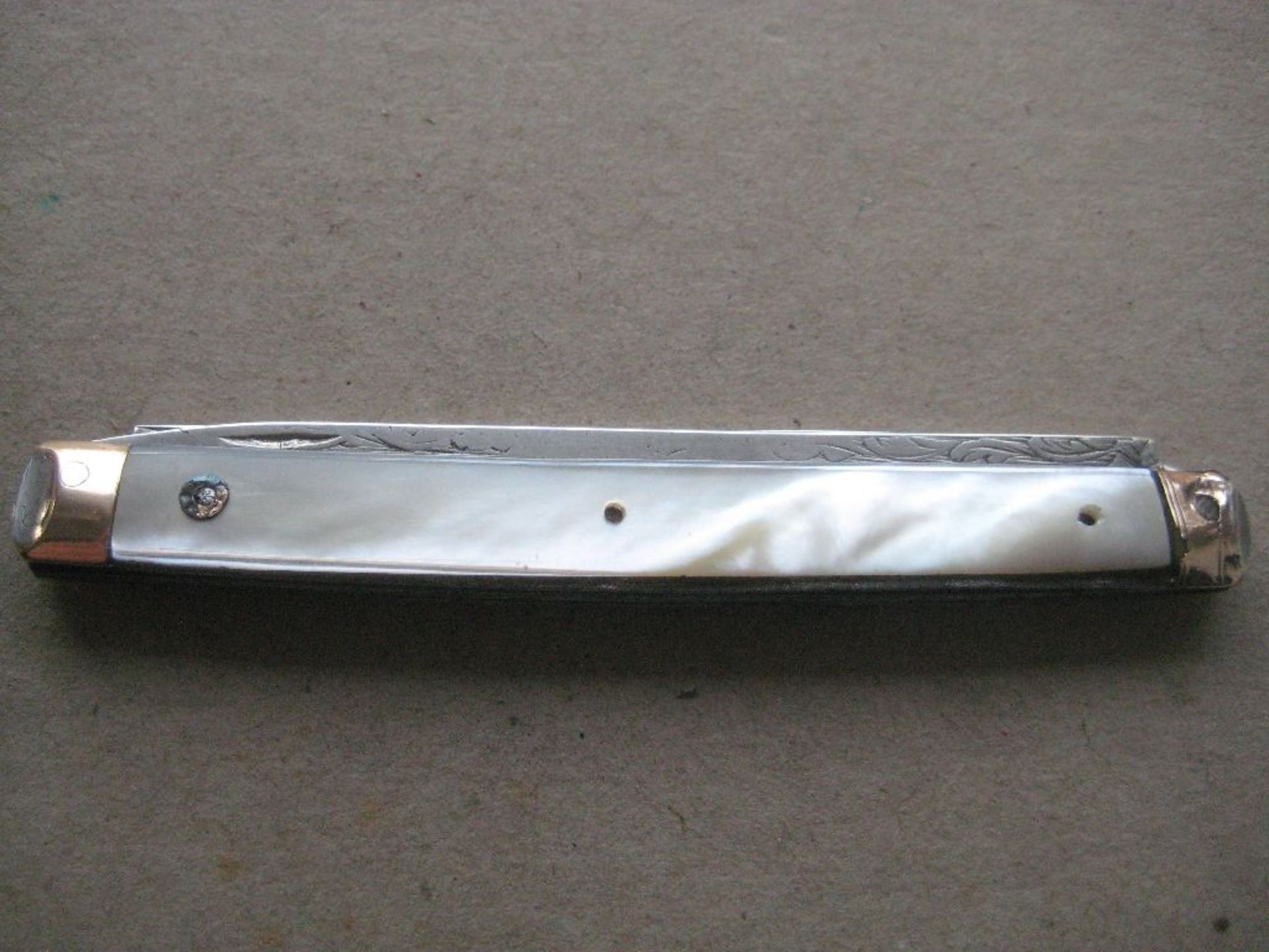 French Gold Mounted Mother of Pearl Hafted Twin Silver Bladed Fruit Knife, c1730 - Image 8 of 12