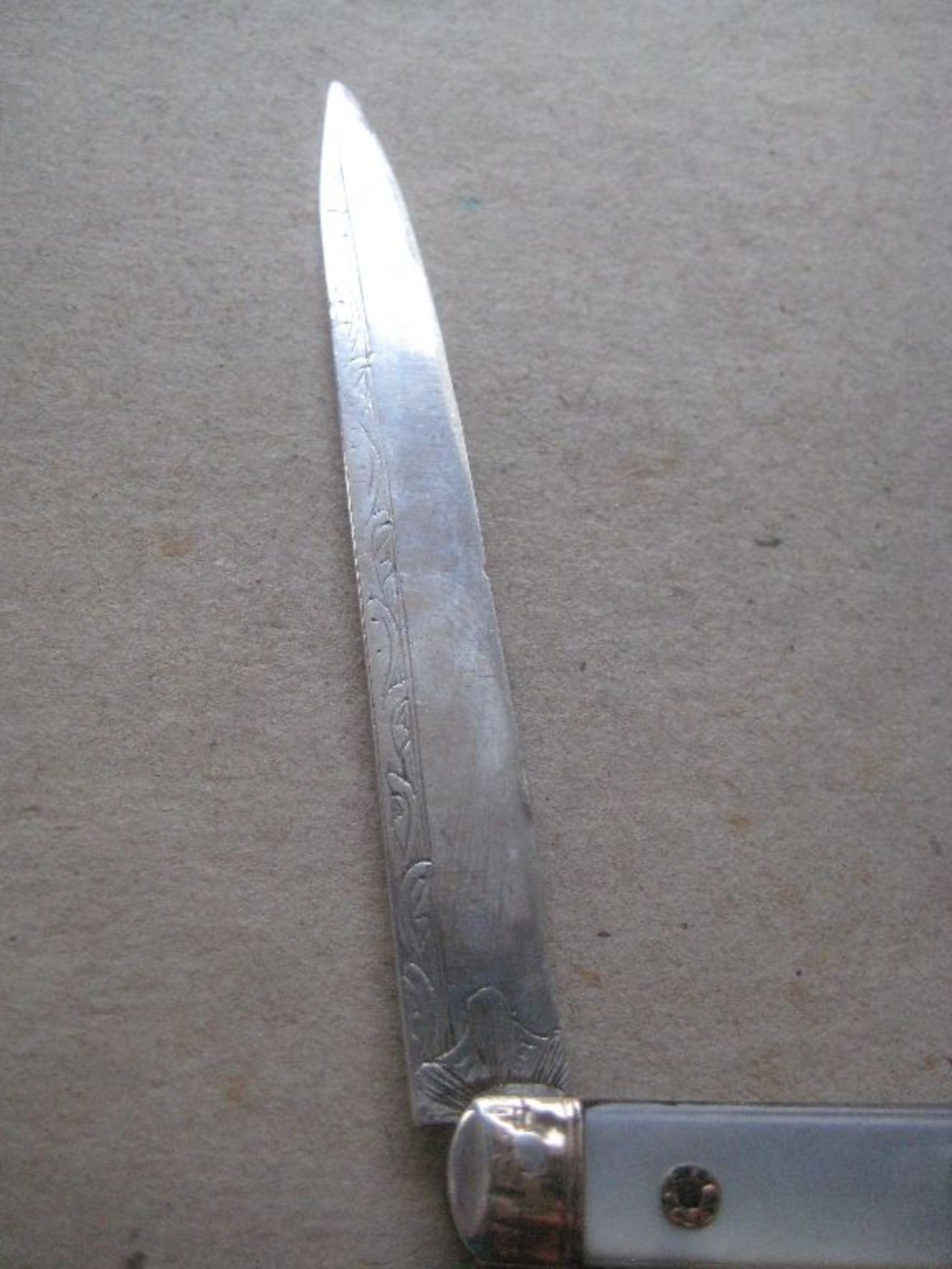 French Gold Mounted Mother of Pearl Hafted Twin Silver Bladed Fruit Knife, c1730 - Image 7 of 12
