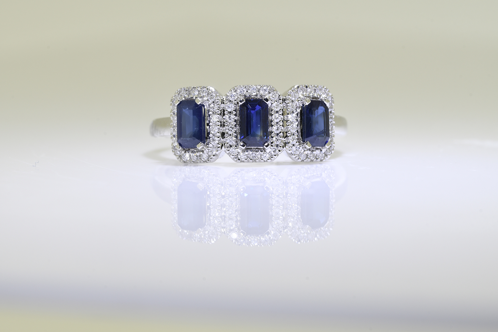 Blue Sapphire & diamond ring - Image 2 of 3