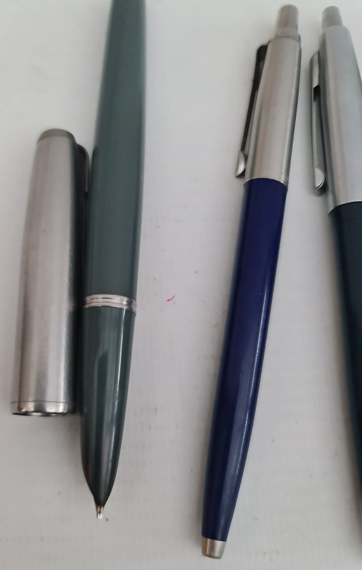 Vintage Parker Fountain Pen (similar to a 51) and 3 Parker Ball Point Pens Vintage Parker Fountain - Image 2 of 2