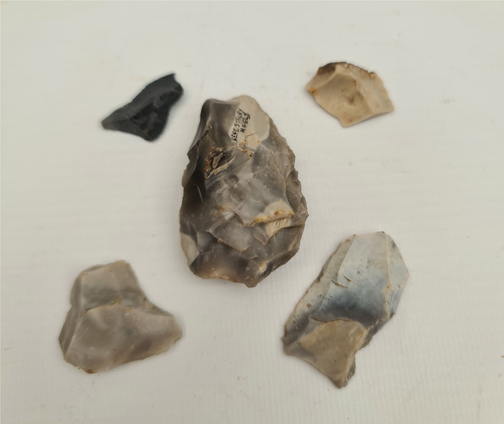 Antique Late Palaeolithic Flint Weapons 5 Arrow Heads Antique Late Palaeolithic Flint Weapons 5 - Image 2 of 2