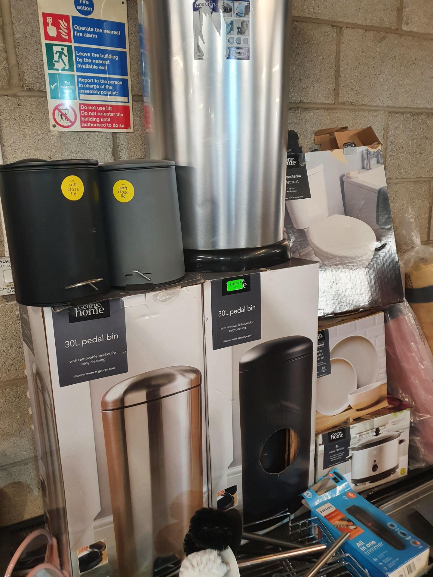 Trader Lot Of Mixed Household Goods To Include. Slow Cooker. Philips Multigroom. Pedal Bins. Bathro - Image 2 of 6