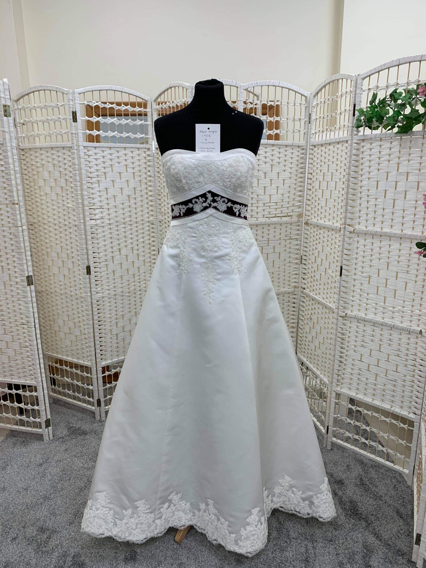 Wedding Dress in Size 8 Ivory and Grape - Image 4 of 4